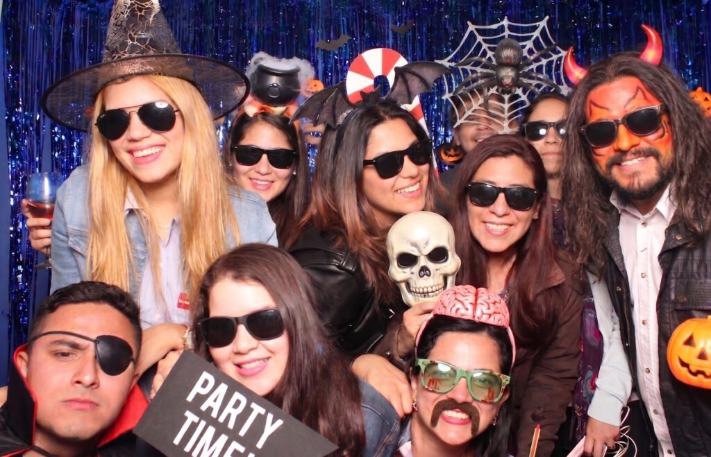 Amigos posando en un photo booth en una fiesta de disfraces en la cdmx