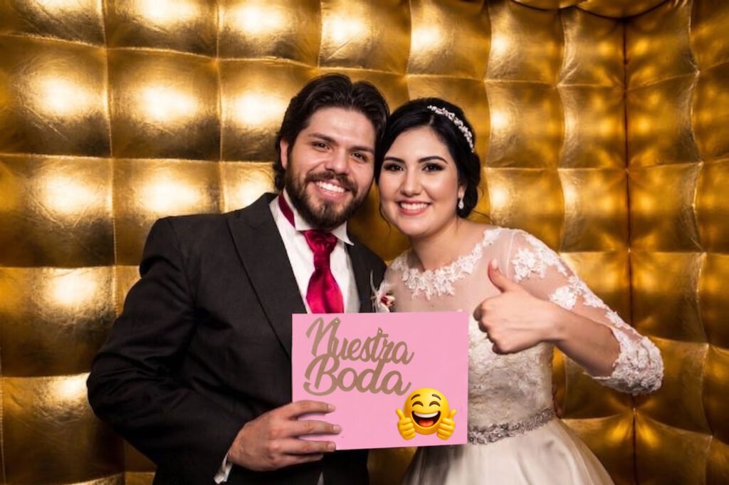 Recien casados dentro de una cabina fotográfica inflable