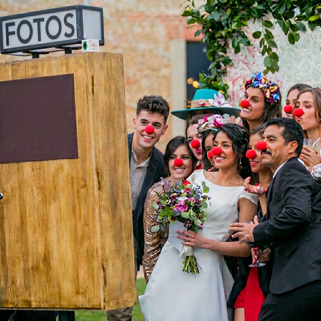 Familia de una novia tomandose una foto en un photo booth de instante perfecto con ella