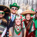 Grupo de amigos en una fiesta mexicana tomandose una foto en un photo booth