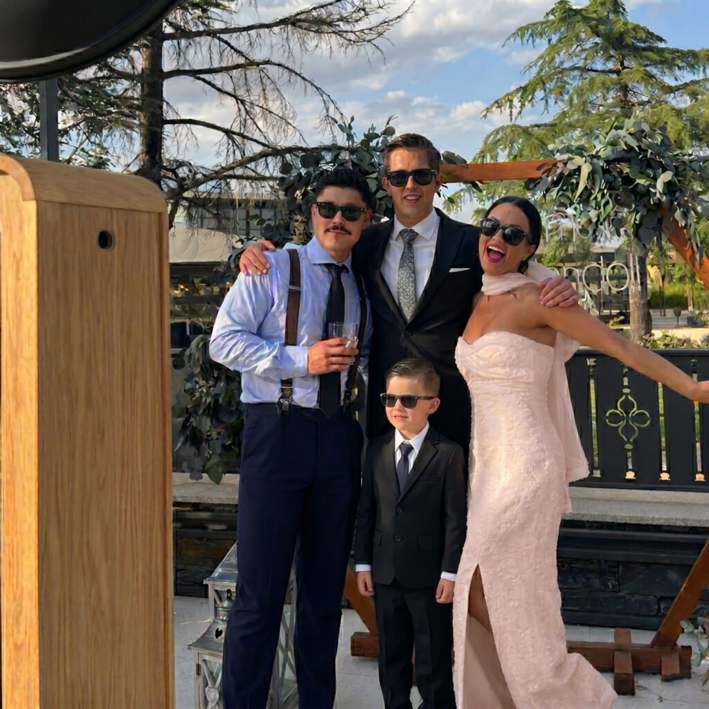 Familia de la cdmx tomandose una foto en una cabina fotográfica de instante perfecto