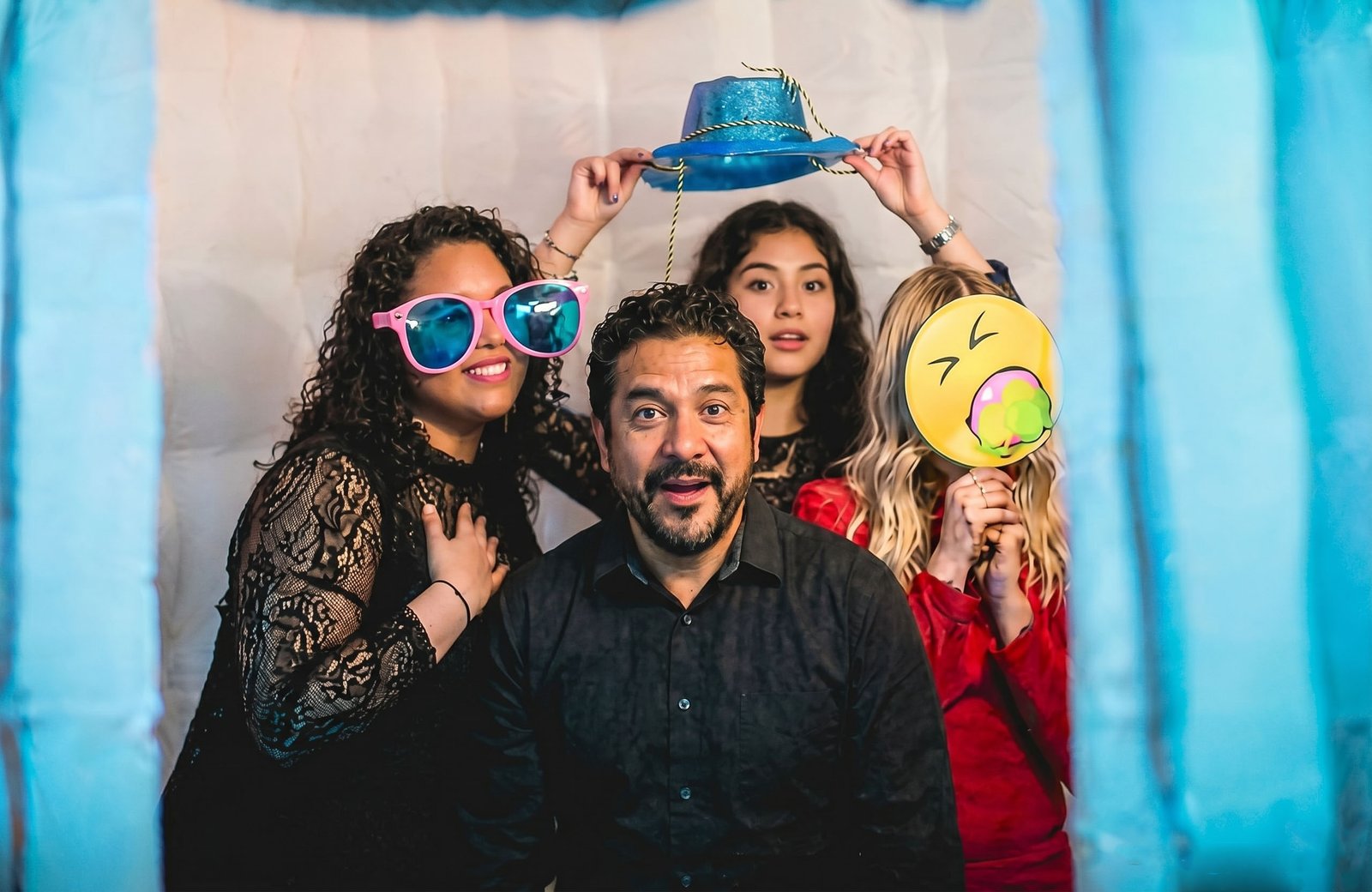 Grupo de amigos dentro de un photo booth