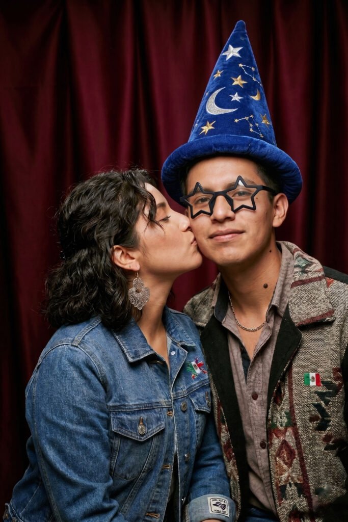 Novios tomandose una foto en un photo booth en una fiesta en la CDMX