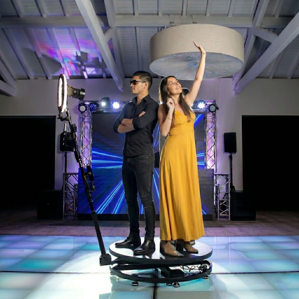 Pareja de novios en una cabina fotográfica de 360 grados